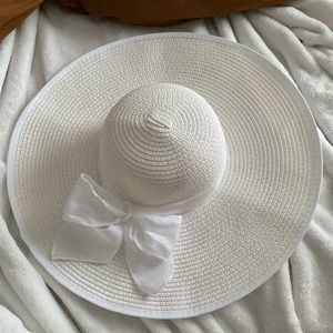 White Garden/Sun Hat With Bow
